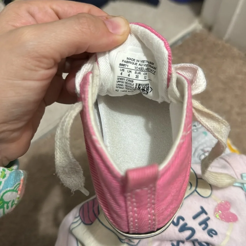 Baby girl converse shoes 💚 💜